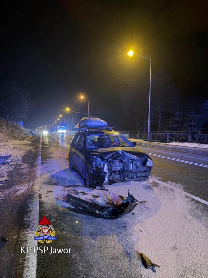 Z ciężarówki urwały się koła i wbiły się w osobówkę. Kierowca ratował się ucieczką do rowu