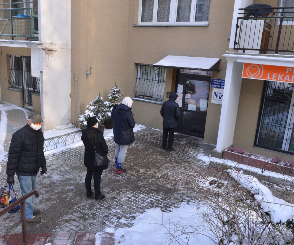 Marzną na siarczystym mrozie żeby zapisać się na szczepienie