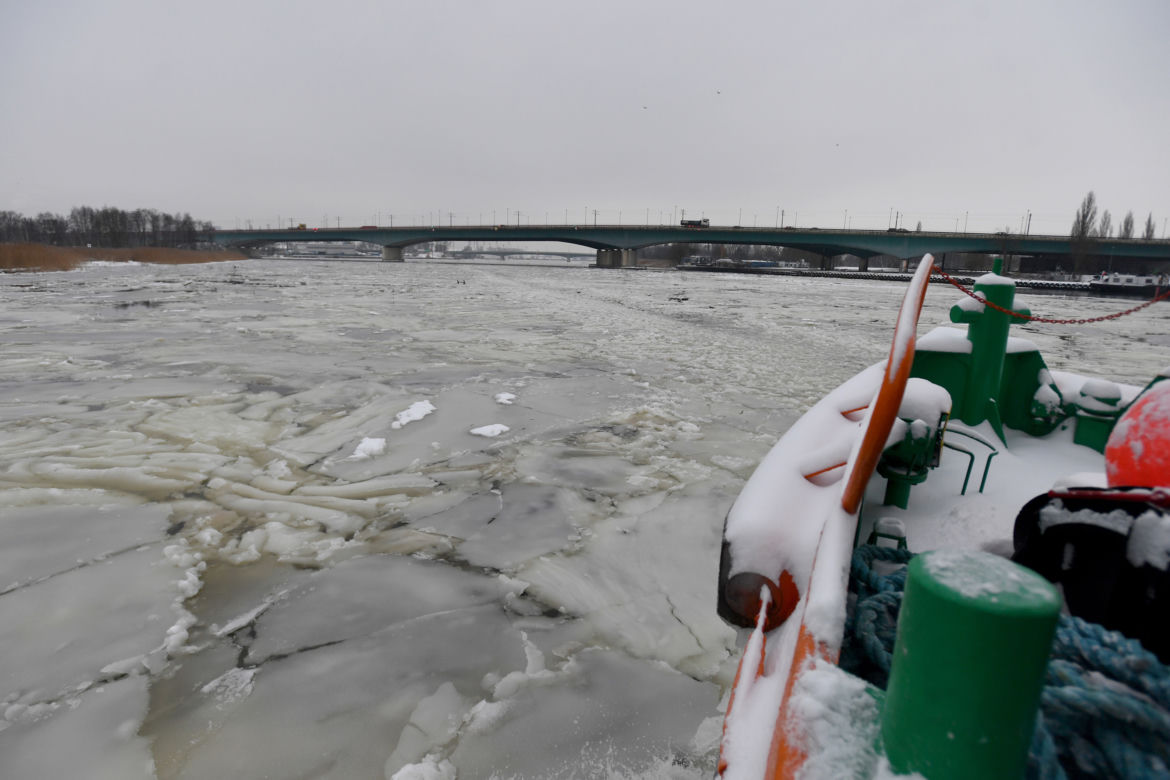 Szczecin: Lodołamacze na Odrze i jez. Dąbie