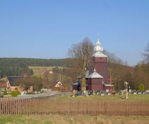 To niewielka wieś w Małopolsce. Słynie z niezwykle pięknej łemkowskiej cerkwi 