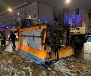 Odśnieżanie zakończone chaosem. Posypywarka runęła na skrzyżowanie