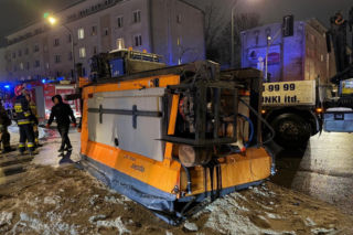 Odśnieżanie zakończone chaosem. Posypywarka runęła na skrzyżowanie