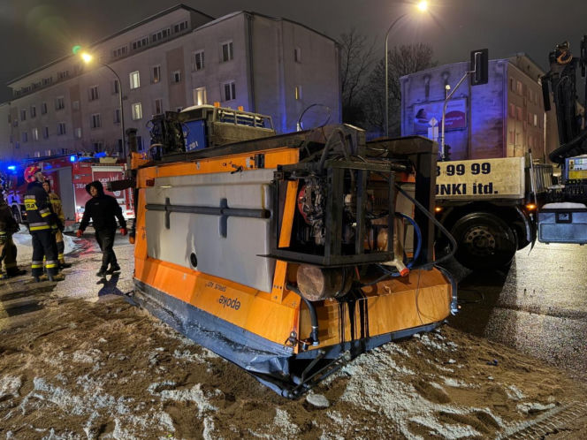 Odśnieżanie zakończone chaosem. Posypywarka runęła na skrzyżowanie