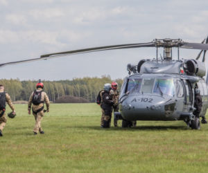 Policyjny black hawk nad Warszawą