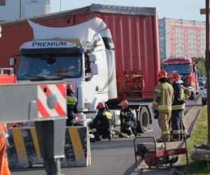 Kolejna ciężarówka rozbiła się przed wiaduktem