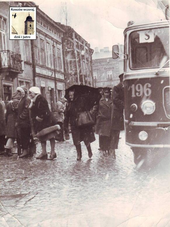 Autobus MPK, linia świąteczna. Przystanek przed południową pierzeją rynku (prawdopodobnie 1971 rok)