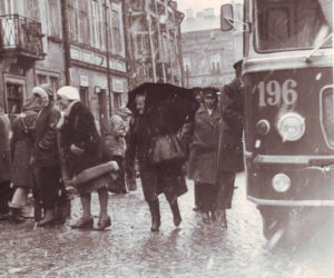 Autobus MPK, linia świąteczna. Przystanek przed południową pierzeją rynku (prawdopodobnie 1971 rok)