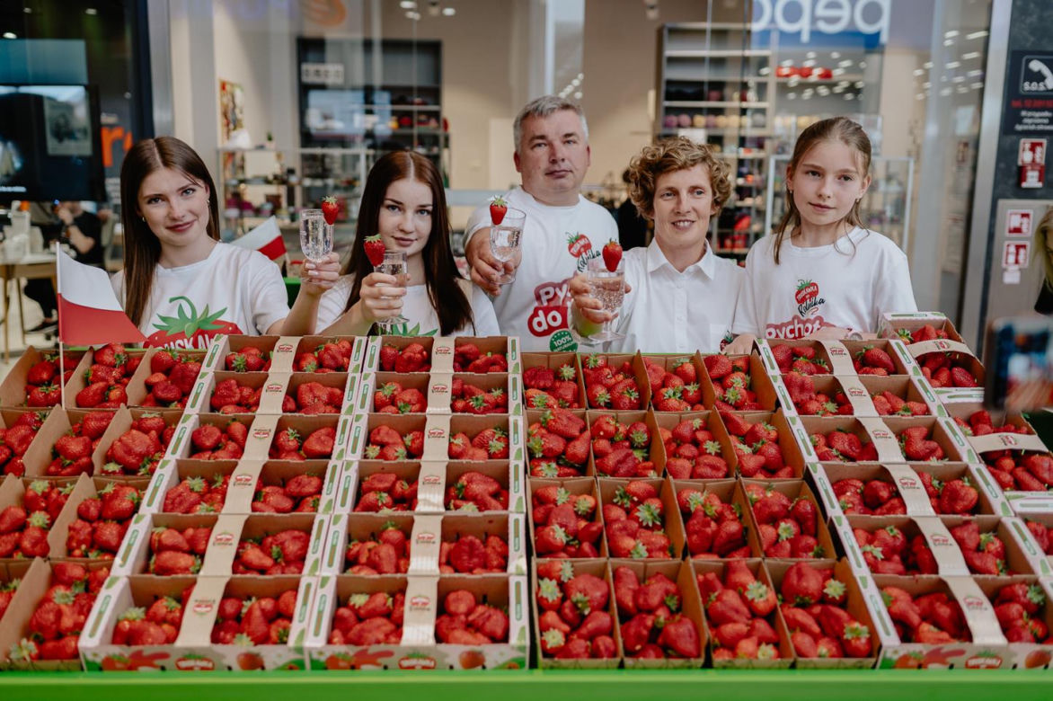 Agnieszka i Michał Leleń oraz ekipa truskawkowej wyspy