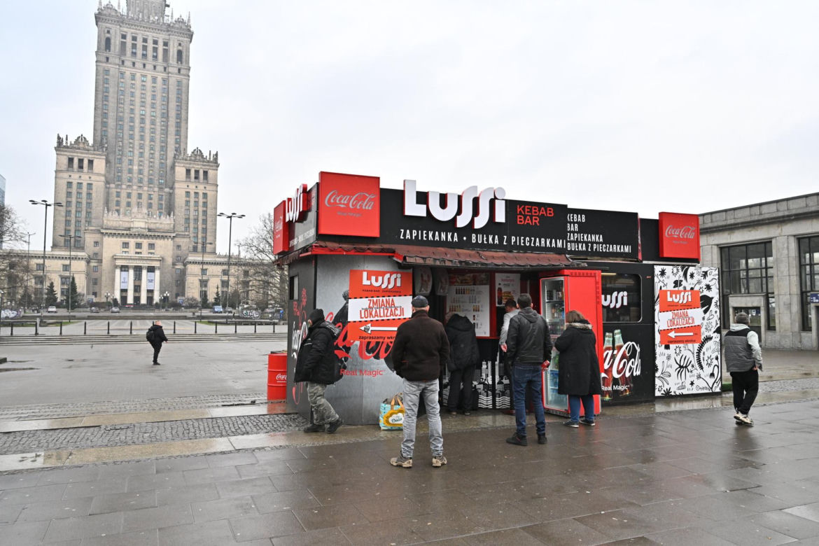 Kultowa budka z zapiekankami zniknie sprzed Pałacu Kultury. Urzędnicy: "To dobrze!" 