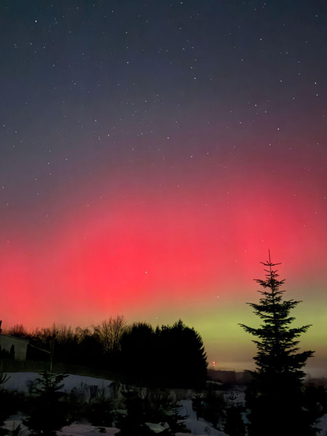 Niesamowite zjawisko nad Świętokrzyskim. Zorza polarna rozświetliła niebo!
