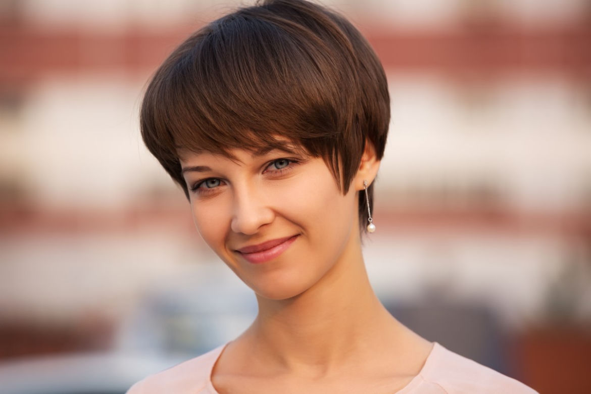 Modne fryzury 2021. Współczesny paź 