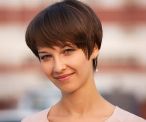Modne fryzury 2021. Współczesny paź 
