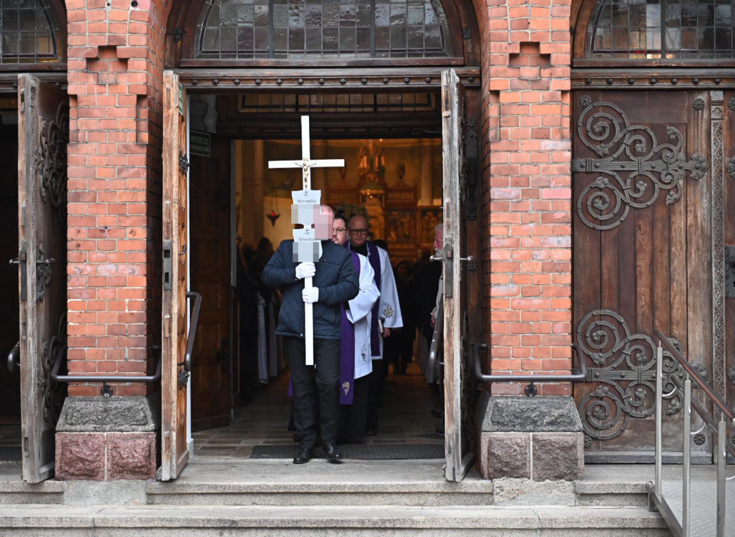 Pogrzeb Weroniki i Sebastiana. Ostatnia droga rodzeństwa