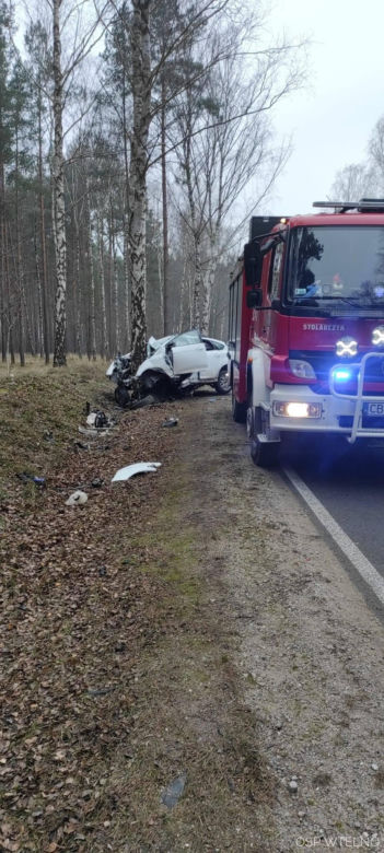 Groźny wypadek pod Bydgoszczą! Kierowca zakleszczony w aucie po uderzeniu w drzewo