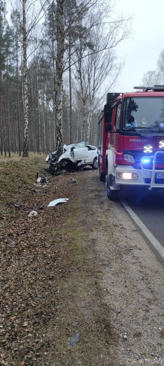 Groźny wypadek pod Bydgoszczą! Kierowca zakleszczony w aucie po uderzeniu w drzewo