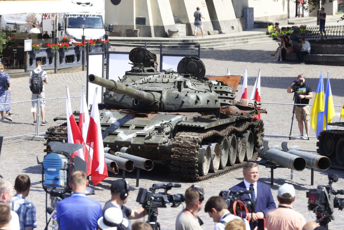 Rosyjskie czołgi w Warszawie! Pancerne bestie straszą na Placu Zamkowym