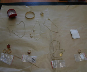 Gotówka, biżuteria i sztabki złota. Pokaźny łup zatrzymanego 47-latka