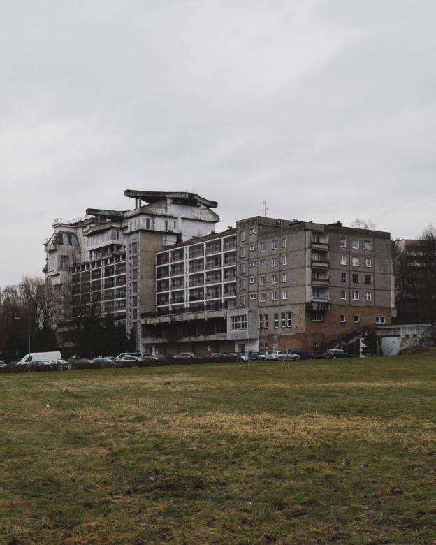 Dziwny blok w Jastrzębiu Zdroju - zobacz zdjęcia willi wybudowanej na bloku mieszkalnym