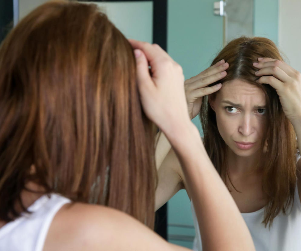 Wypadanie włosów po porodzie to naturalny proces. Sprawdź, kiedy staje się sygnałem alarmowym