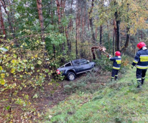 Groźny wypadek w Więcborku! Samochód wypadł z drogi i zatrzymał się na drzewie!