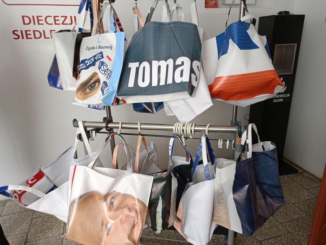 Niektóre ekotorby i kosmetyczki szyte w siedleckim CIS-ie z bannerów wyborczych zostaną zlicytowane na rzecz siedleckiego hospicjum dziecięcego