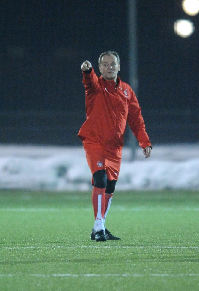 Donald Tusk gra w piłkę