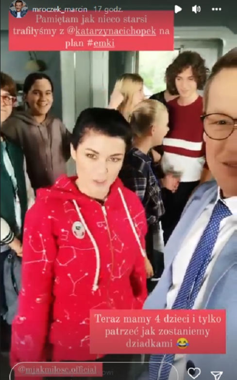 M jak miłość na planie. Piotrek (Marcin Mroczek), Kinga (Katarzyna Cichopek), Lenka (Olga Cybińska) i jej przyjaciele ze szkoły