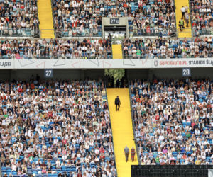 Tysiące ludzi szuka swojego szczęścia na stadionie. Kongres Świadków Jehowy przyciągnął tłumy