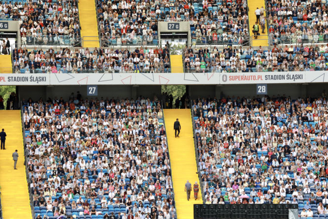 Tysiące ludzi szuka swojego szczęścia na stadionie. Kongres Świadków Jehowy przyciągnął tłumy