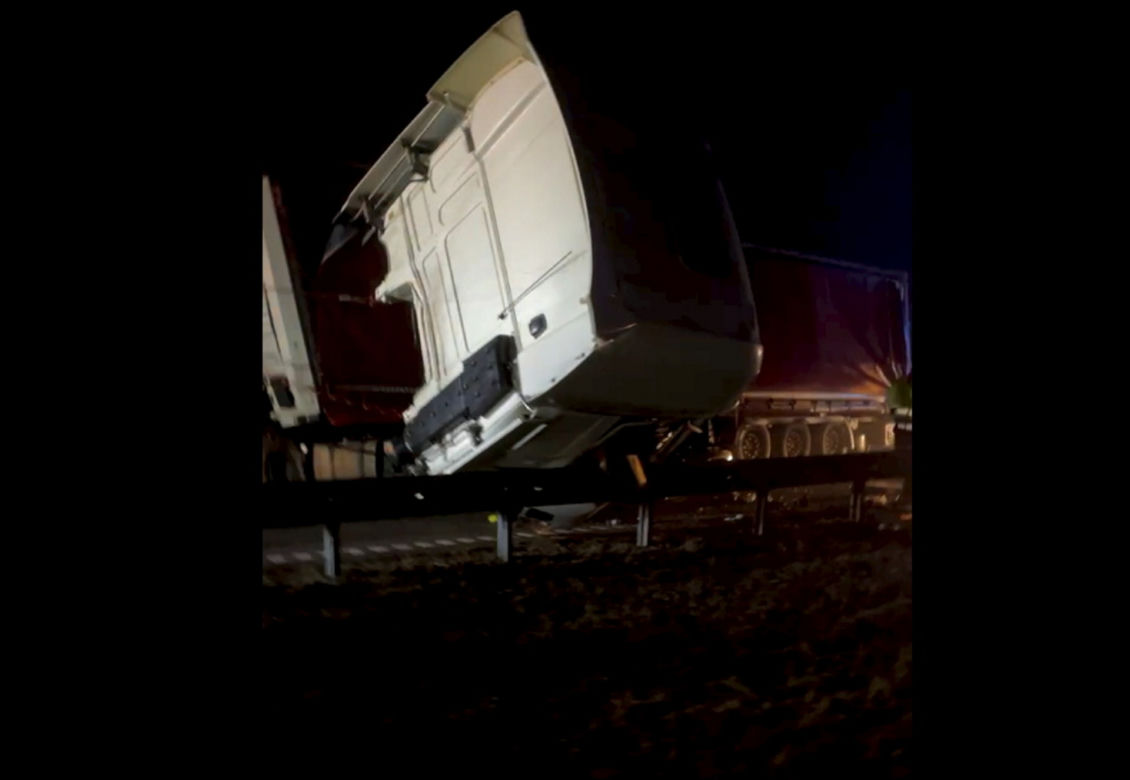 Dwie ciężarówki zderzyły się we mgle na autostradzie A1. Droga zablokowana
