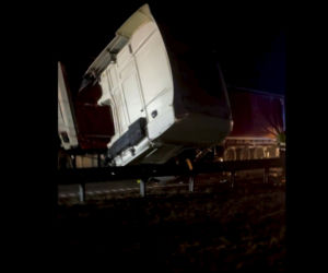 Dwie ciężarówki zderzyły się we mgle na autostradzie A1. Droga zablokowana