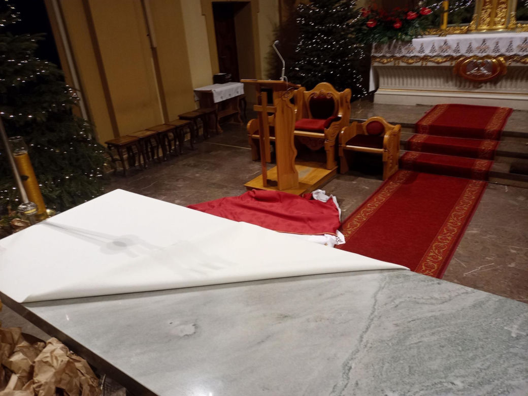 Weszła do kościoła w Kępnie i spaliła Biblię! Kobietę zatrzymał jeden z parafian