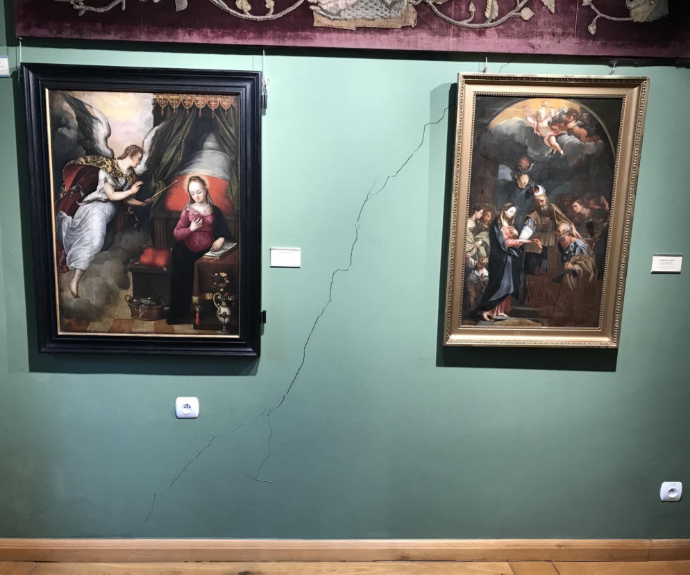 Pęknięcia zabytkowego budynku, Ostrów Tumski