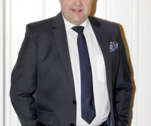 Tak Cezary Żak wyglądał na początku kariery. Niezwykła metamorfoza gwiazdora Miodowych lat