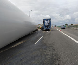 Gigantyczne utrudnienia na A4. Z ciężarówki wypadł ogromny element turbiny