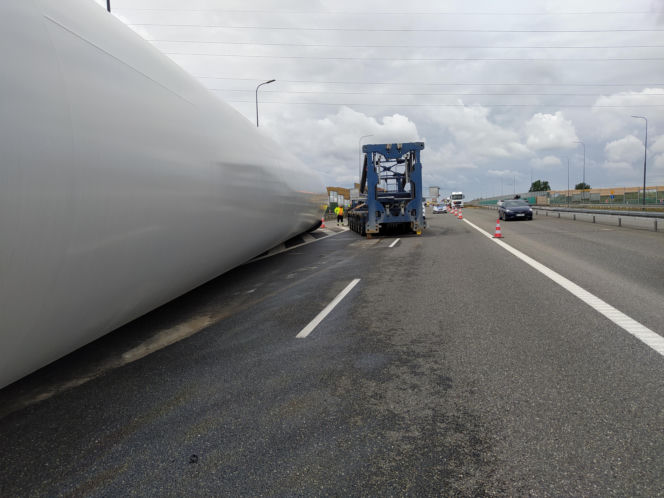 Gigantyczne utrudnienia na A4. Z ciężarówki wypadł ogromny element turbiny