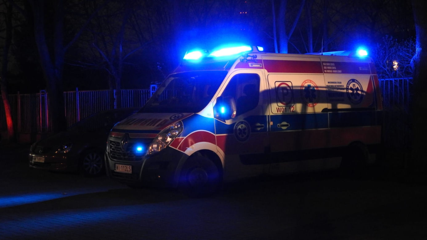 Dramatyczna akcja ratunkowa na boisku. Sanitariusze walczyli o życie mężczyzny 
