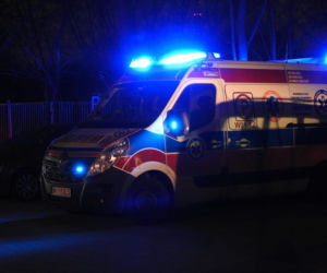 Dramatyczna akcja ratunkowa na boisku. Sanitariusze walczyli o życie mężczyzny 