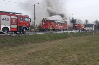 Zablokowana DK12 w Dębowej Łęce po pożarze ciężarówki. Objazdy od S5 Leszno-Zachód