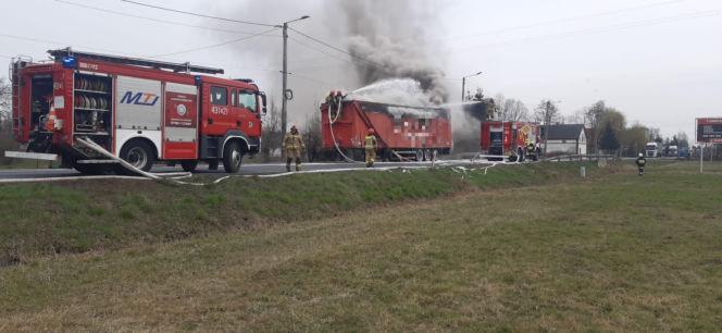 Zablokowana DK12 w Dębowej Łęce po pożarze ciężarówki. Objazdy od S5 Leszno-Zachód