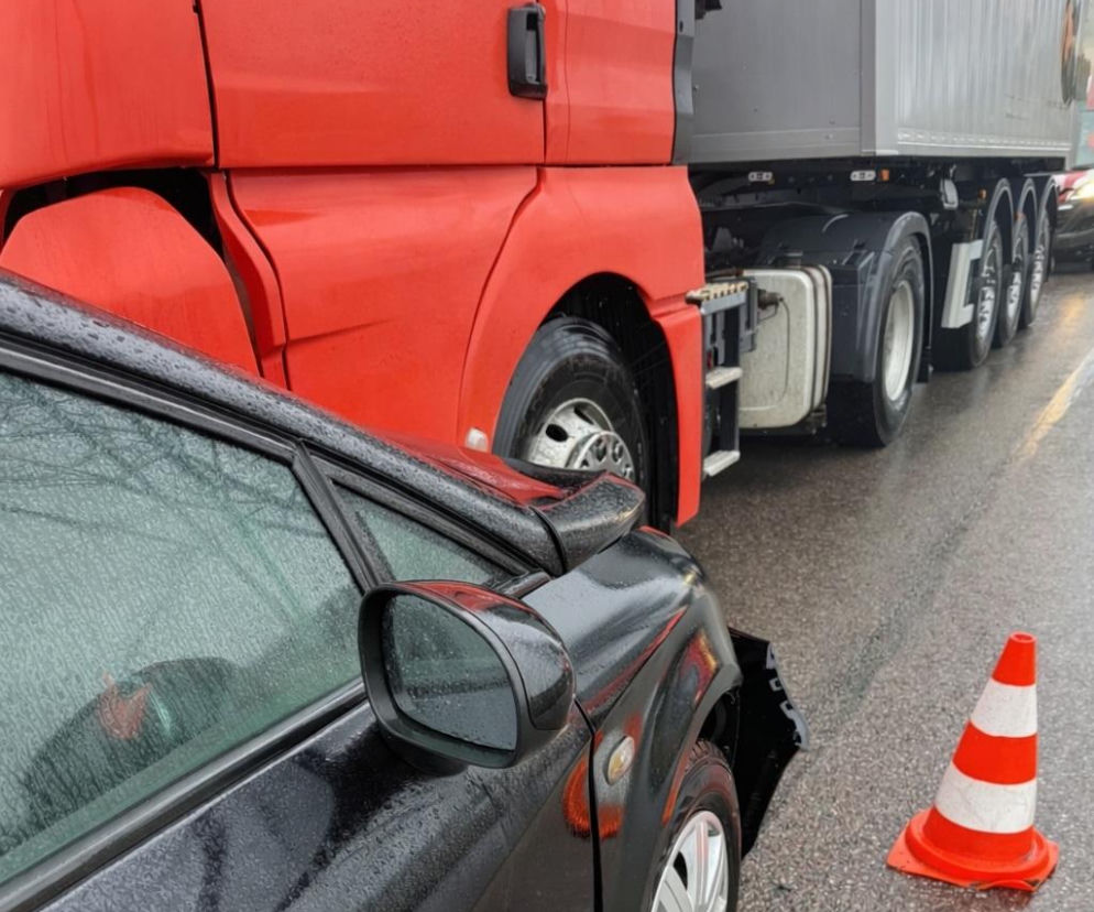 Czołowe zderzenie osobówki z ciężarówką na trasie Bielany-Kowiesy na DK 63