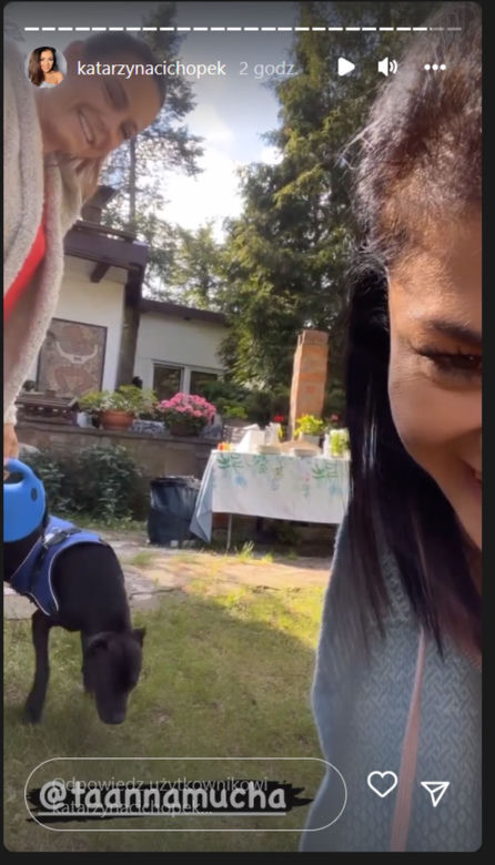 M jak miłość na planie. Kinga (Katarzyna Cichopek), Magda (Anna Mucha) i pies Muchy