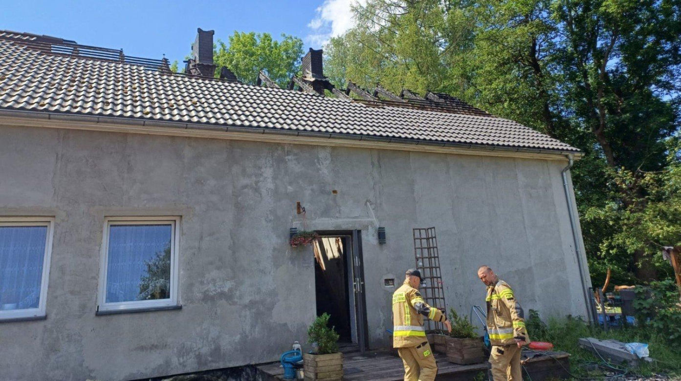 Tak wyglądają zgliszcza dachu i poddasza po pożarze w Boleminie pod Gorzowem