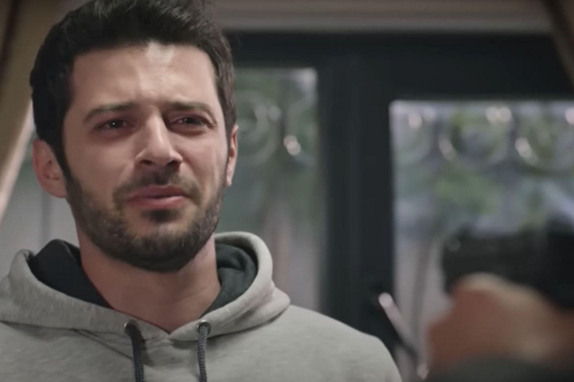 Kiedy Aziz zostanie sam, jego brat wróci. Wyciągnie broń i odda śmiertelny strzał! 