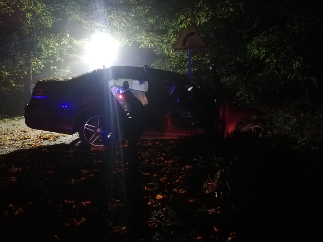 Tragedia w święto zmarłych. Auto roztrzaskało się o drzewo, kierowca nie miał szans [ZDJĘCIA]