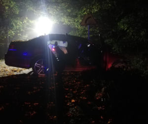 Tragedia w święto zmarłych. Auto roztrzaskało się o drzewo, kierowca nie miał szans [ZDJĘCIA]