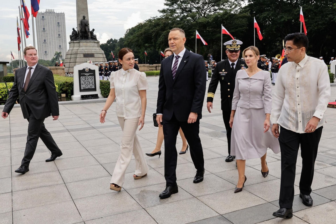 Skromnie i zachwycająco. Marta Nawrocka pokazała klasę na Filipinach