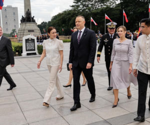 Skromnie i zachwycająco. Marta Nawrocka pokazała klasę na Filipinach