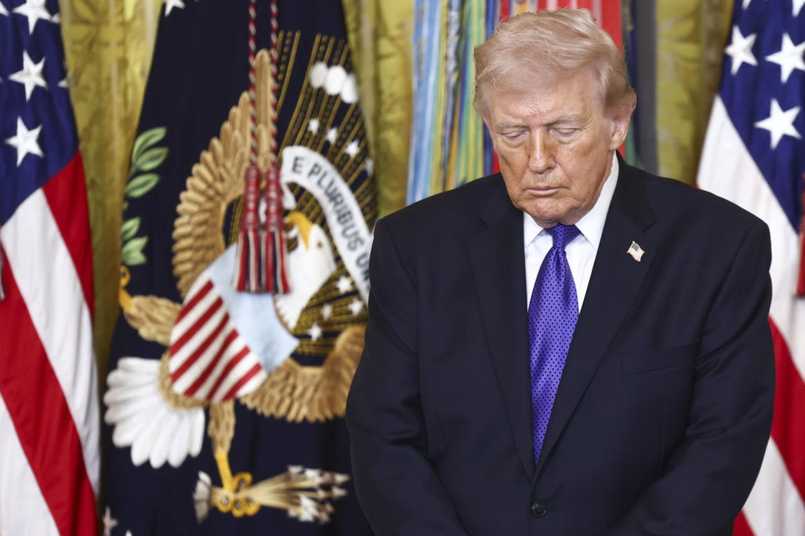 Ludzie poruszeni wyczynem żołnierza, którego pośmiertnie odznaczył Trump