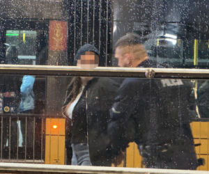 Atak młotkiem w tramwaju